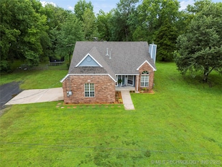 704 NE 3rd St, Wagoner, OK 74467