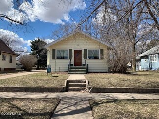932 E 3rd St, Redfield, SD 57469