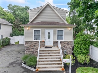 63 School St, Clark, NJ 07066