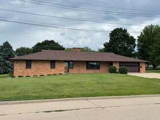 907 E South St, Sigourney, IA 52591