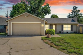3713 Sunnybrook Ln, Lawrence, KS 66047