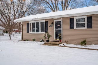 1517 Minns Dr, Machesney Park, IL 61115