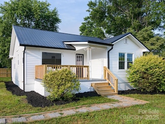 55 Scates St, Waynesville, NC 28786