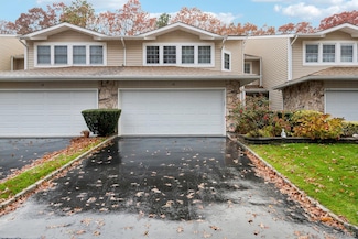 16 Hampshire Ct, Holbrook, NY 11741