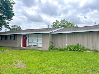 701 Gardenia Ln, Victoria, TX 77904