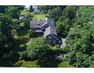 4 Deacons Fish Ln, Falmouth, MA 02540