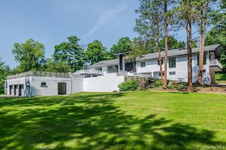 452 E Shore Rd, Great Neck, NY 11024