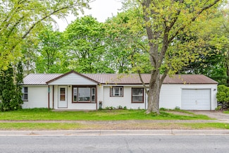 1108 N Walnut St, Greenville, MI 48838