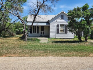 1506 J St, Floresville, TX 78114