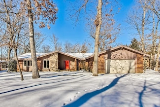 6 Bristol Ct, Lincolnshire, IL 60069