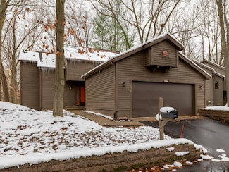 2416 Highpointe Dr, Kalamazoo, MI 49008