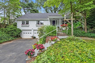 10 Bay Dr W, Huntington, NY 11743