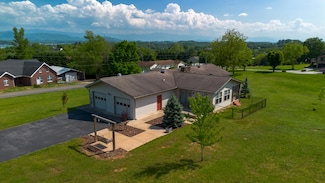 621 Briarwood Dr, Dandridge, TN 37725