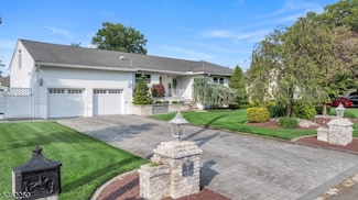 7 Charles Dr, Fairfield, NJ 07004