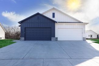 5270 Pinecrest Ct N, Bel Aire, KS 67220