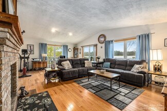 266 Lakeview Dr, Whitmore Lake, MI 48189