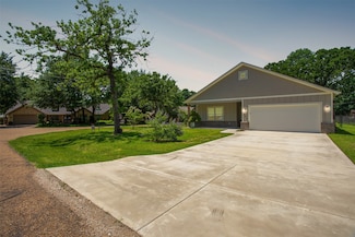 347 Enchanted Dr, Enchanted Oaks, TX 75156