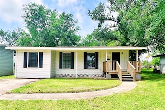 320 Azalea St, Lake Jackson, TX 77566