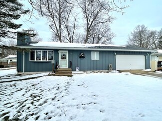 1105 Front St, Henry, IL 61537