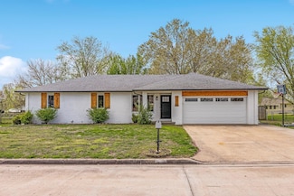 2216 W Auburn St, Bolivar, MO 65613