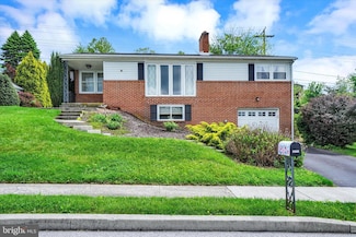 2474 Eastwood Dr, York, PA 17402