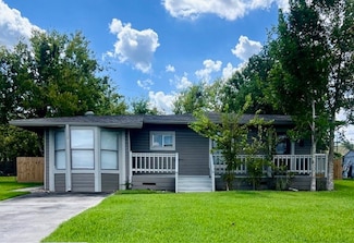 312 Center Way St, Lake Jackson, TX 77566