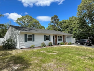 23 Hawkins Path, Coram, NY 11727