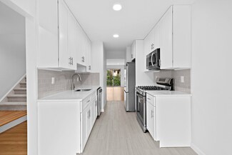 140 Panorama Dr, Edgewater, NJ 07020