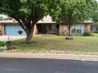 1404 E Johnson St, Burnet, TX 78611