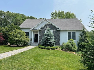 9 Woodlawn Ave, Bedford, NH 03110