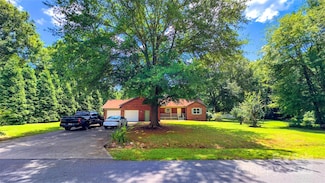 4885 Maggie Dr, Hickory, NC 28602