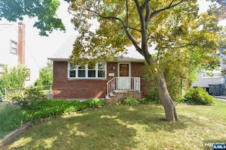 9 Cole St, Bergenfield, NJ 07621