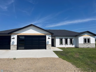 106 Pine Dr, Hankinson, ND 58041