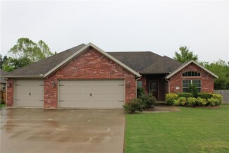 753 W Partridge Dr, Fayetteville, AR 72701