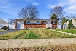 26 Wilshire Dr, North Babylon, NY 11703