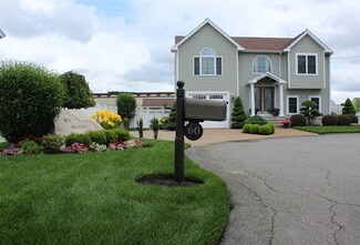60 Abington Ln, Fall River, MA 02721