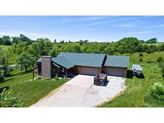 1005 Kiowa Ave, Earlham, IA 50072