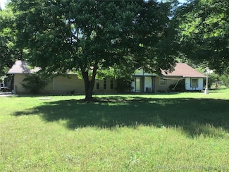 1201 N Kiowa St, Chouteau, OK 74337