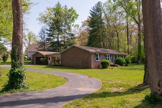1203 W White Oak Dr, Cookeville, TN 38501