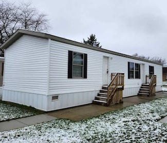 2803 Viewfield Ln, Almont, MI 48003