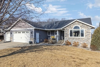 677 W River Dr, New London, MN 56273