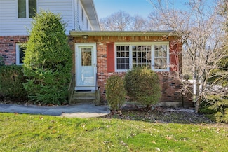15 Danville Dr, Greenlawn, NY 11740