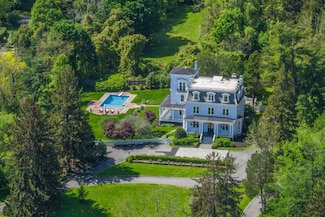 381 W Neck Rd, Huntington, NY 11743