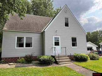 24 24 W Lake Ave, Minnesota Lake, MN 56068