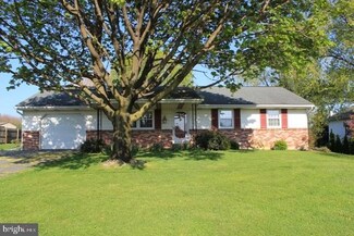 17 S Hollander Rd, Gordonville, PA 17529