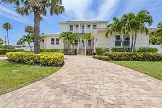 634 Key Royale Dr, Holmes Beach, FL 34217