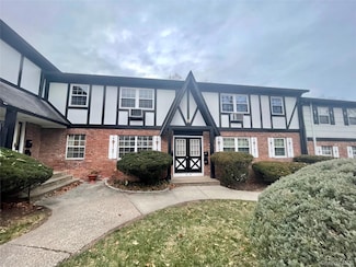 77 Parkside Dr, Suffern, NY 10901