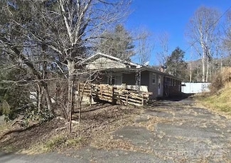 365 Ollis Rd, Spruce Pine, NC 28777