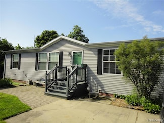 29269 Hidden River Dr, Gibraltar, MI 48173
