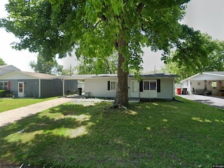135 Saint James Ln, East Saint Louis, IL 62206